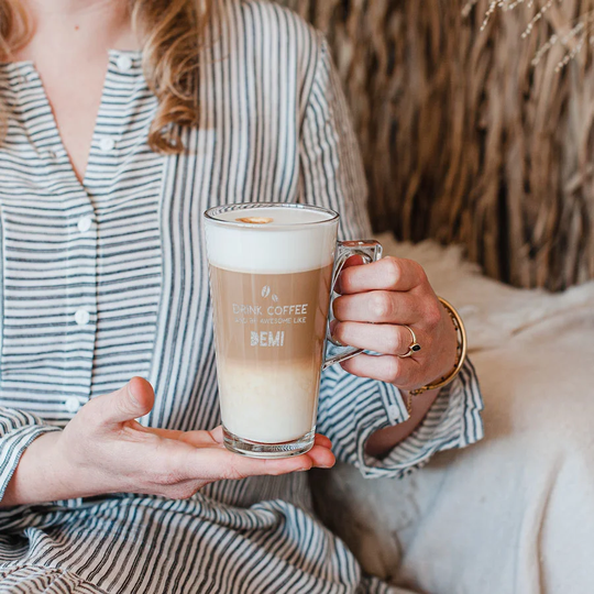 Latte macchiato -lasi kaiverruksella